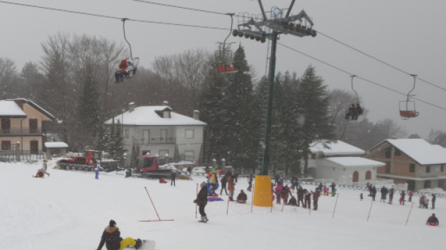 GAMBARIE: Cade da seggiovia e si frattura le costole