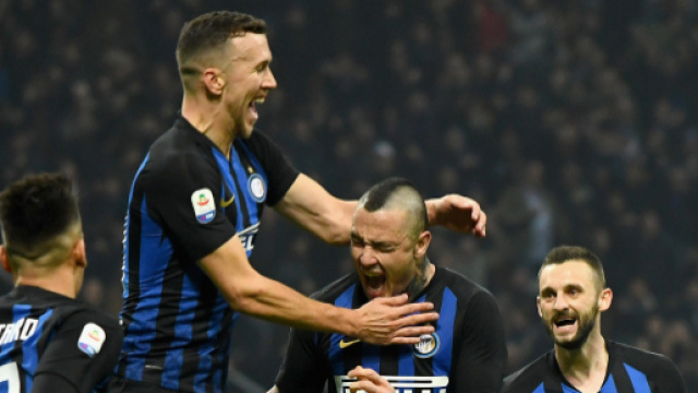 Nainggolan e Perisic festeggiano dopo la rete del belga contro la Sampdoria