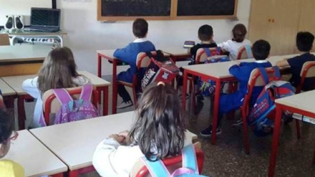Bimbi seduti in una scuola elementare