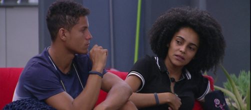 Gabi e Danrley conversam na &aacute;rea externa da casa do BBB19. (Foto: Reprodu&ccedil;&atilde;o/Gshow)