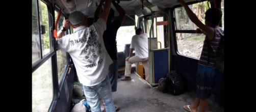 Passageiros viajam em p&eacute; ou sentados em &ocirc;nibus. (Foto: Reprodu&ccedil;&atilde;o/ Youtube)