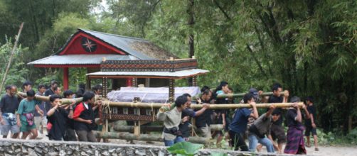 Povoado indon&eacute;sio trata seus mortos como se vivos fossem (Reprodu&ccedil;&atilde;o/Flickr/Arian Zwegers)