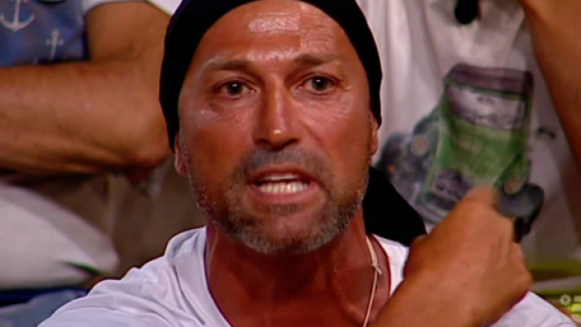 L'Isola dei famosi: Stefano Bettarini accusa Marina La Rosa.