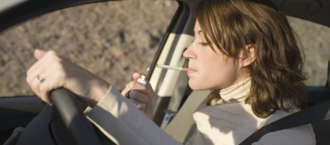 Roma, multe a chi guida con la sigaretta o il cellulare in mano