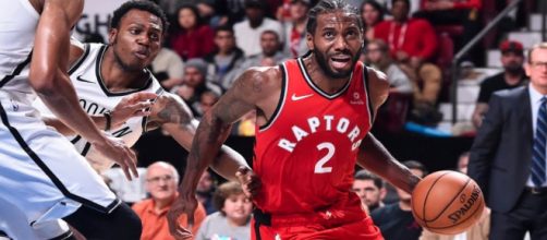 Kawhi Leonard spoiled DeMar DeRozan's return game to Toronto on Friday (Feb. 22). [Image via NBA/YouTube]