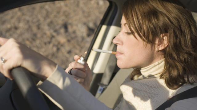 Boom di multe a Roma per chi fuma mentre guida