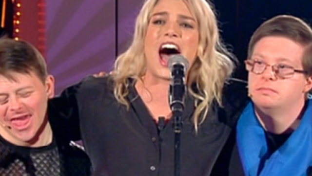 Emma Marrone sorprende 2 giovani fa. Blasting News