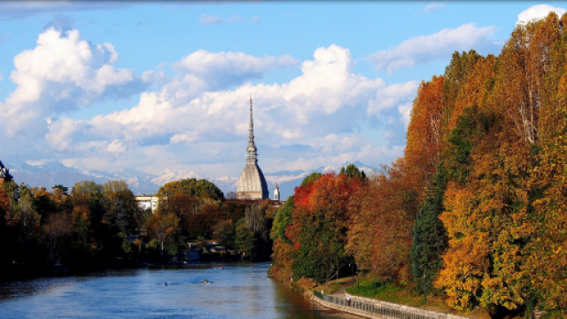 Giallo a Torino: 34enne sgozzato in centro, &egrave; caccia all'uomo con i capelli rasta