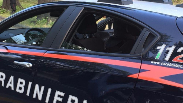 A Capena nella zona industriale Pasquale Persia di 14 anni &egrave; morto schiacciato dal pap&agrave; caduto dal tetto per il vento. Sul posto i carabinieri.