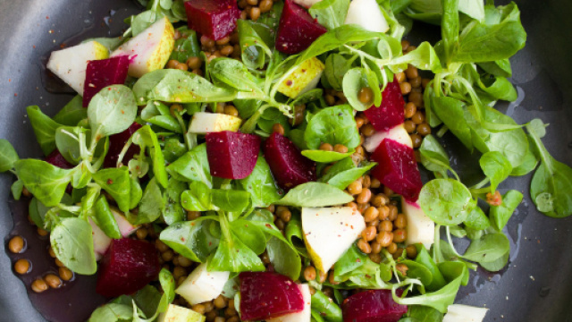 Inghilterra: star del mondo vegano svela di aver mangiato uova e salmone e decide di licenziarsi.