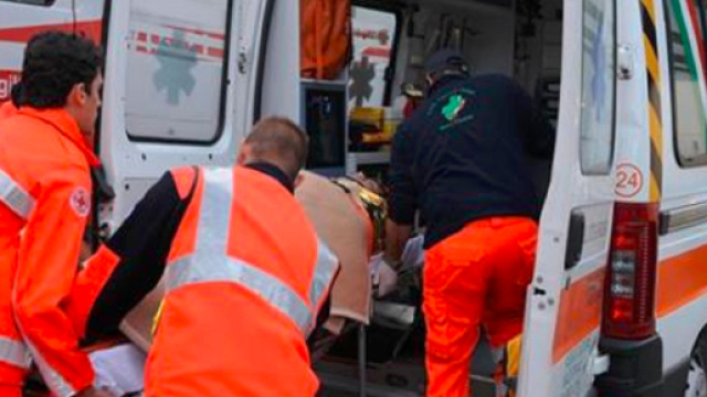 Mescola i detersivi mentre pulisce casa, ma finisce all'ospedale per i vapori tossici - Il Mattino