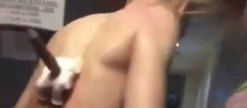 Homem tenta deixar hospital na R&uacute;ssia para fumar (Reprodu&ccedil;&atilde;o Youtube)