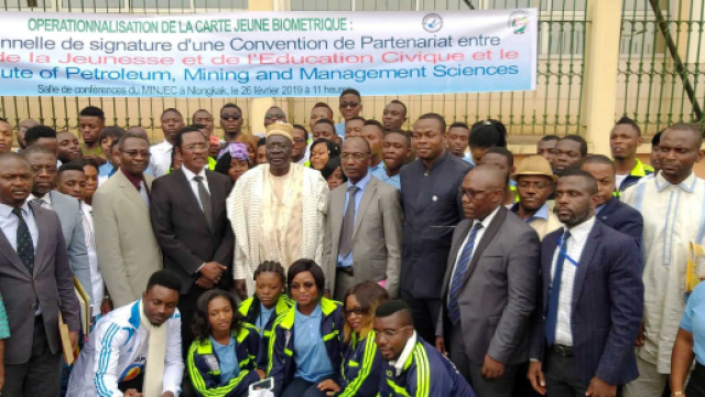Photo de famille entre le Minjec mounouna Foutsou et le directeur de l'&eacute;tablissement (c) L&eacute;onard Fandja