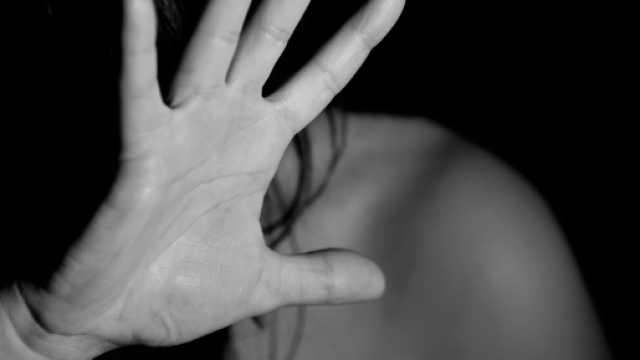 Ragazzina minacciata da un compagno di scuola pi&ugrave; grande: ha tentato il suicidio