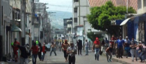 Colectivos Amedrantando contra el pueblo de San antonio del T&aacute;chira Venezuela