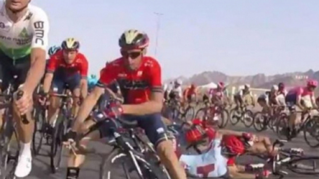 Vincenzo Nibali evita la caduta a 6 km dall'arrivo