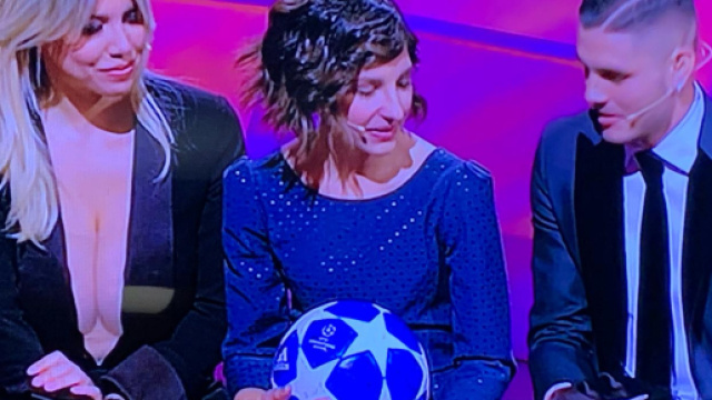 C'&egrave; posta per te, il look audace di Wanda Nara divide il web