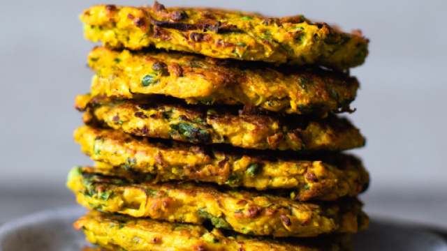 Frittelle di cavolfiore, porro e piselli in pastella di curcuma e ceci