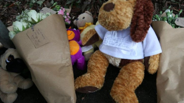 I doni lasciati davanti al luogo della tragedia