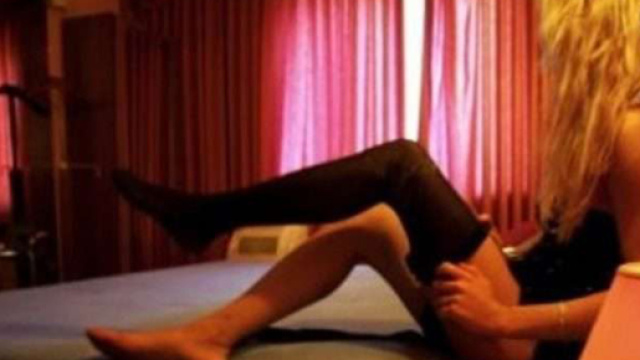 Una prostituta in una casa chiusa