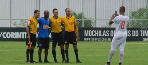 &Aacute;rbitros pediram para tirar foto com Love ao final do jogo (Cr&eacute;dito: reprodu&ccedil;&atilde;o).