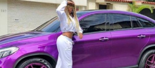 Ludmilla e seu carro roxo (Reprodu&ccedil;&atilde;o Instagram)