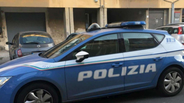 Catania, ha ucciso l'anziano padre e ha nascosto il cadavere in strada in un mobile tra i rifiuti.