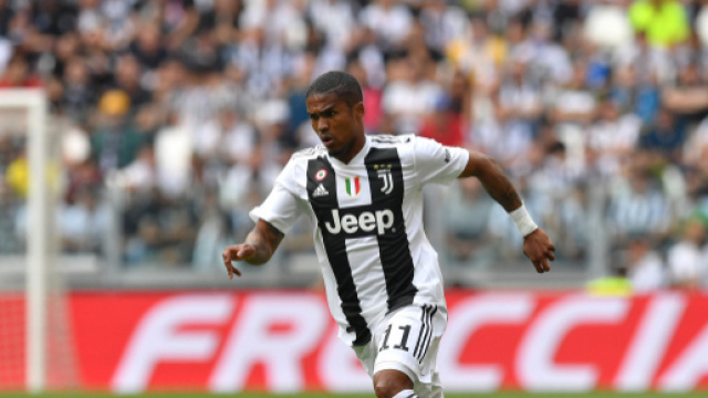 Juventus, incidente stradale per Douglas Costa