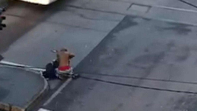 Milano, accoltellamento in strada: pedoni riprendono la scena (foto TgCom24)