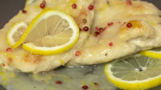 Petti di pollo cucinati e impiattati col limone