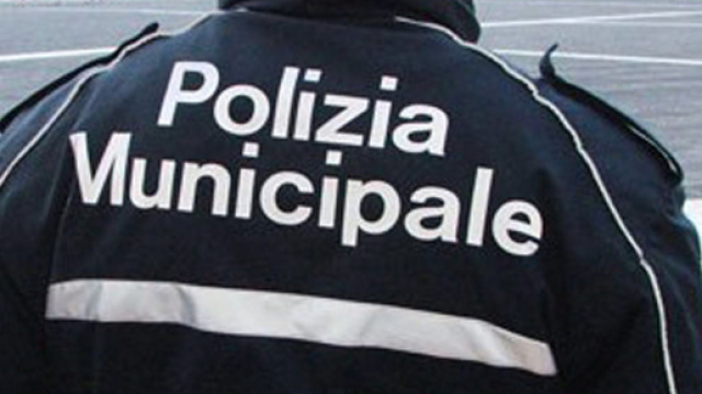 Polizia vigili bambino rom a abbandonato