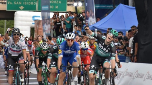 Sam Bennet esulta sul traguardo