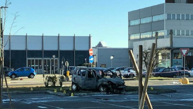 Vercelli, d&agrave; fuoco all'auto dell'ex: grave una 40enne, lui arrestato