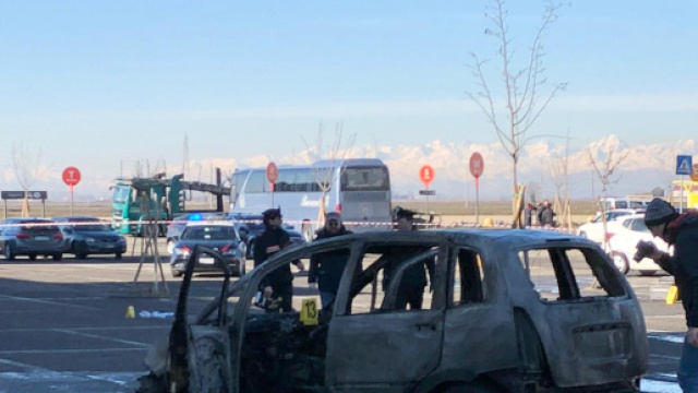Vercelli, ha speronato l'auto dell'ex e le ha dato fuoco, poi si &egrave; costituito. Gravemente ustionata la donna.