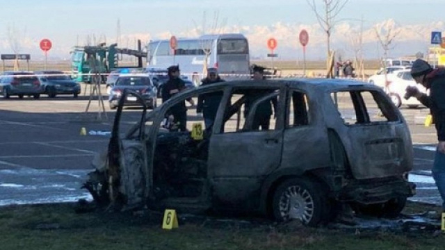 Vercelli, sperona e poi brucia l'auto dell'ex: la donna &egrave; in gravi condizioni