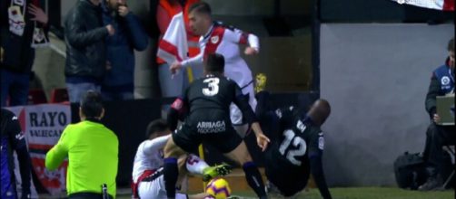 Nyom, despu&eacute;s de ser expulsado, empuj&oacute;n con fuerza a un miembro de seguridad del Rayo.