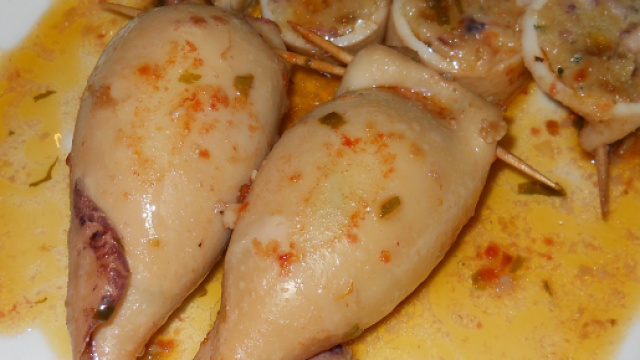 Calamari ripieni cotti in padella.