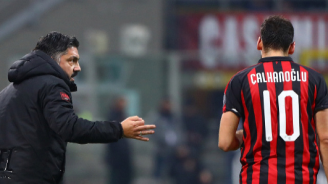 Il turco Calhanoglu con mister Gattuso