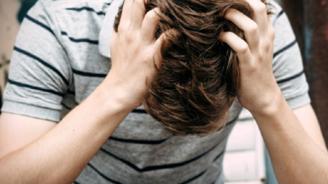 In preda alla disperazione annuncia il suicidio su Facebook