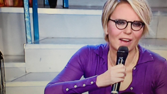 Maria De Filippi con la camicia bucata a Uomini e Donne (FOTO ... - bitchyf.it