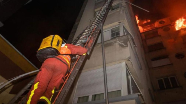 Parigi, tragico incendio in un palazzo di otto piani.