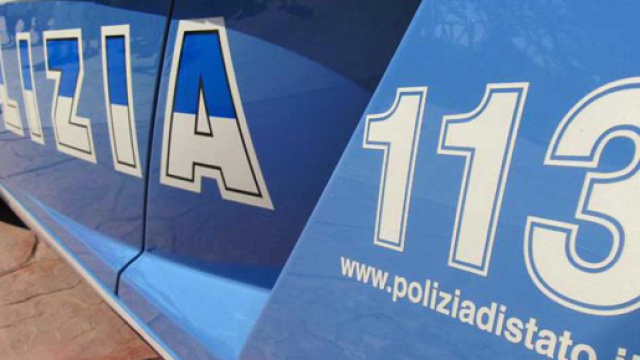 Uccide il padre e nasconde il corpo tra i rifiuti.