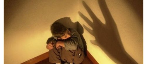 A m&atilde;e da crian&ccedil;a foi indiciadas por tortura (foto : ilustrativa)