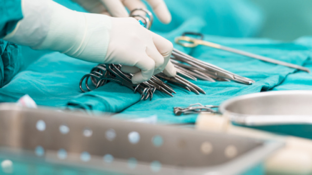 Matteo Politi, falso chirurgo smascherato a Bucarest da un'inchiesta giornalistica.