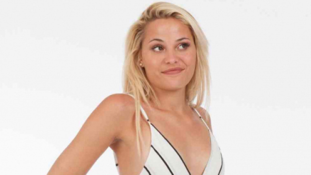 Oxanna quitte Les Anges 11 et balance sur les manipulations de la production.