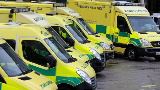 UK, chiamano l'ambulanza per tre volte ma il caso non viene ritenuto urgente: bimbo di 3 anni muore per blocco intestinale