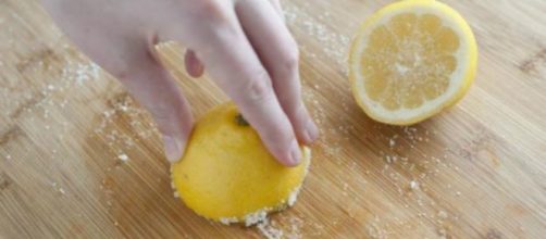 Lim&atilde;o e sal s&atilde;o usados para limpar t&aacute;bua (Reprodu&ccedil;&atilde;o)