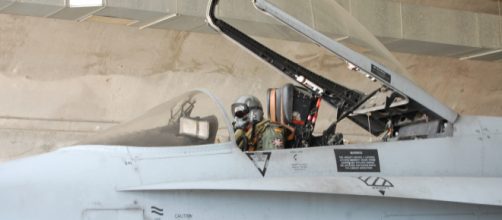 Piloto en su F-18. El EDA sufre un deficit en el n&uacute;mero de aviadores