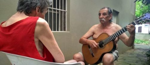 Sueli observando o marido cantar. (Reprodu&ccedil;&atilde;o/Instagram)