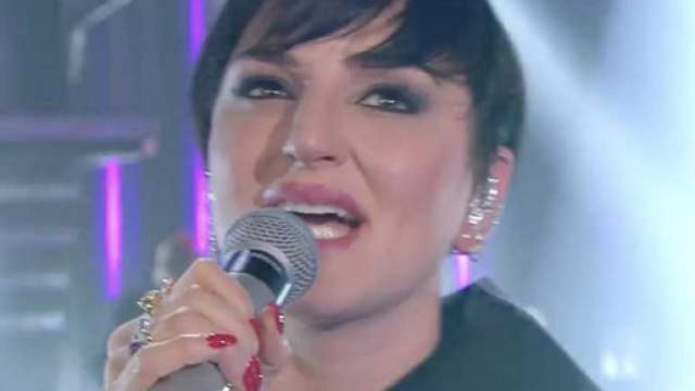 Arisa sbaglia durante la sua esibizione e si innervosisce.